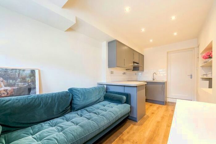1 Bedroom Flat To Rent In Chester Avenue, Richmond, TW10