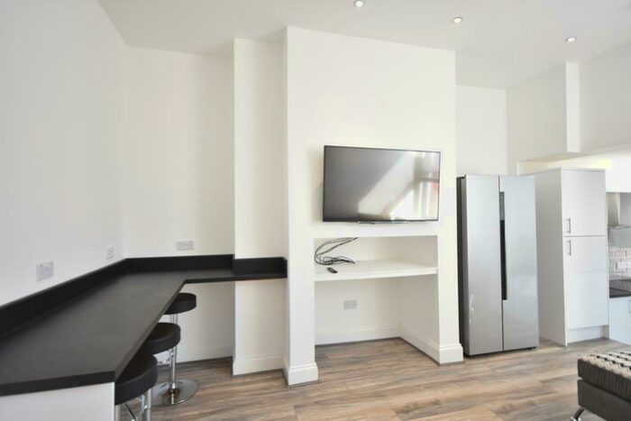 3 Bedroom Flat To Rent In Forsyth Road, Jesmond, Newcastle Upon Tyne, NE2