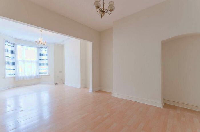 3 Bedroom House To Rent In Warren Road, Leyton, London, E10