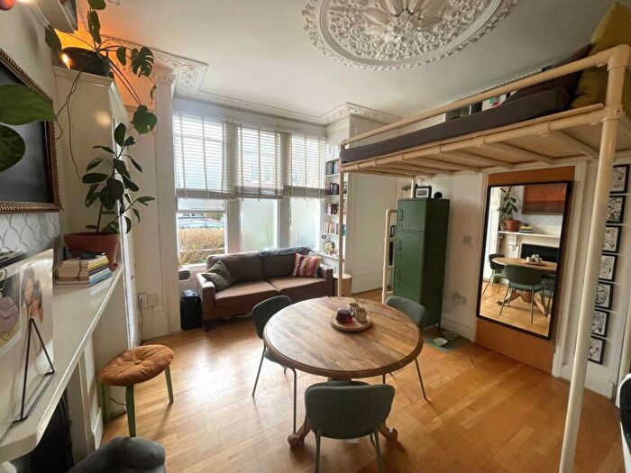 Flat To Rent In Finsbury Park Road, Finsbury Park, N4