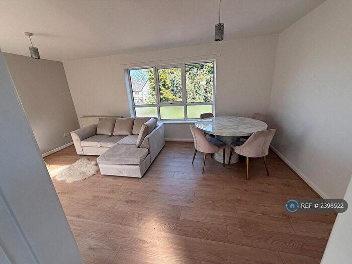 3 Bedroom Flat To Rent In Green Lane, Sale, M33