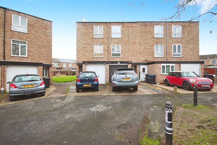 3 Bedroom End Of Terrace House For Sale In Barton Crescent, Leamington Spa, Warwickshire, CV31