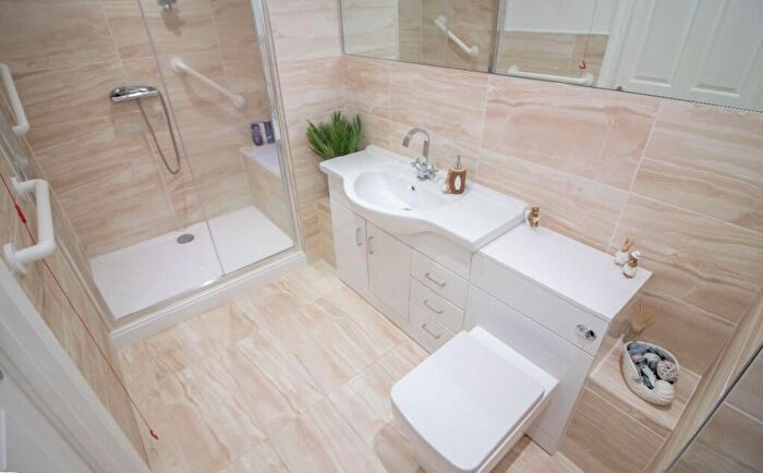 1 Bedroom Flat For Sale In Dene Court, Holman Close, Cowplain, PO8