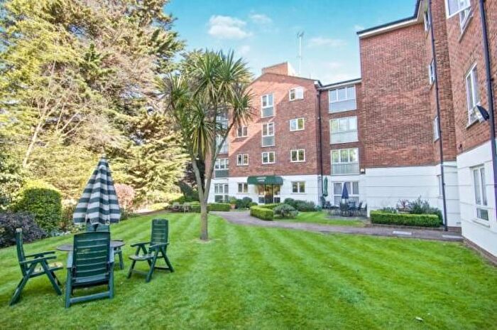 2 Bedroom Flat For Sale In Lakeside Lodge, Bridge Lane, NW11
