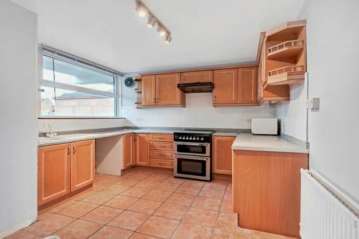 3 Bedroom Flat To Rent In Bolingbroke Walk, London, SW11