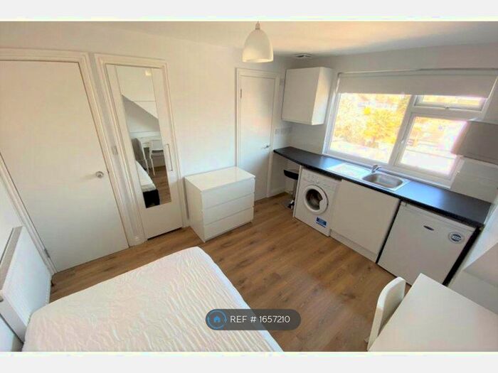 Studio To Rent In Russell Lane, London, N20