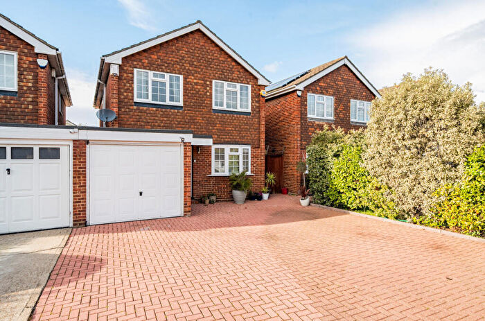 4 Bedroom Link Detached House For Sale In Grove Park Road, London, SE9