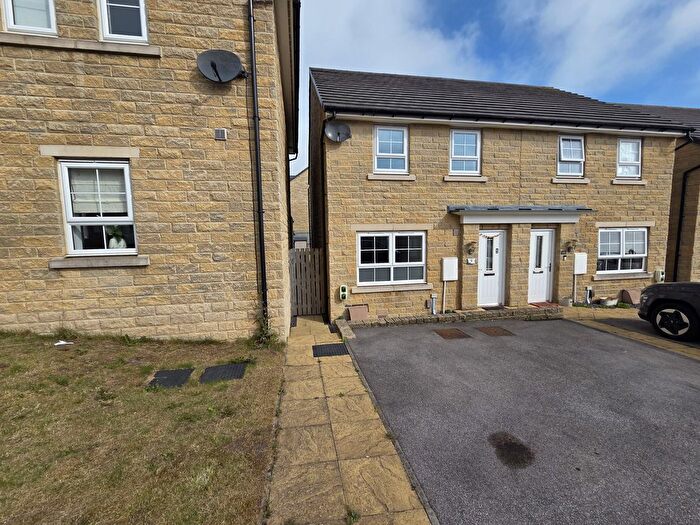3 Bedroom Semi-detached House To Rent In Rambling Walk, Clayton, Bradford, West Yorkshire, BD14