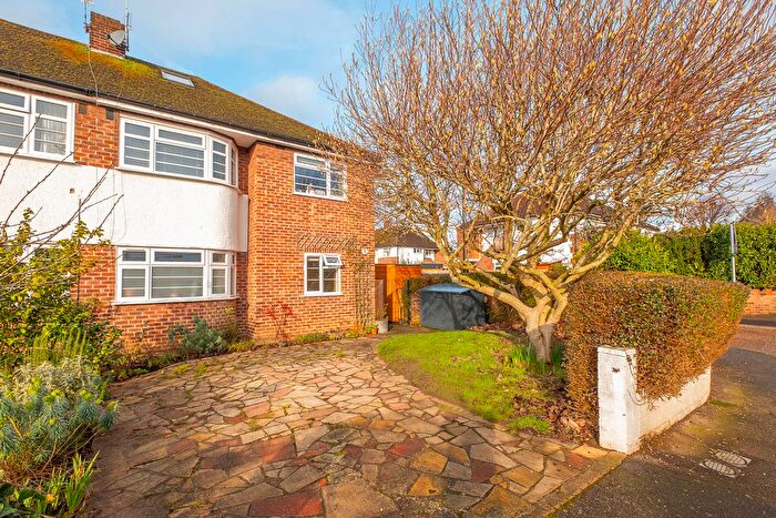 2 Bedroom Maisonette For Sale In Blackmores Grove, Teddington, TW11