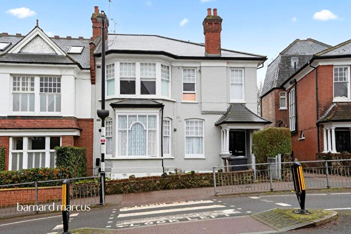 2 Bedroom Apartment For Sale In Dukes Avenue, London, N10