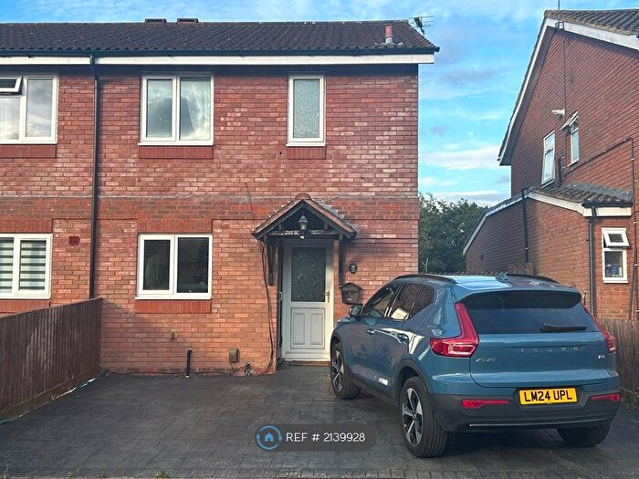 3 Bedroom Semi-Detached House To Rent In Vincent Road, Aylesbury, HP19