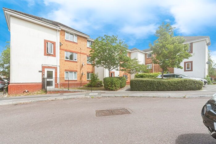 2 Bedroom Flat For Sale In Redshank Court, Thatcham, RG19