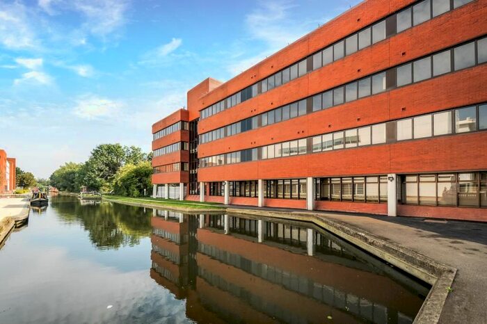 2 Bedroom Flat To Rent In Kingfisher House, Aylesbury, HP21