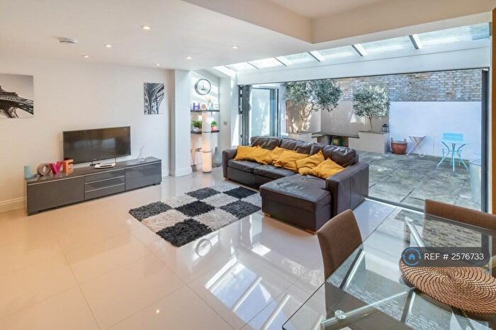 2 Bedroom Flat To Rent In Battersea, London, SW11