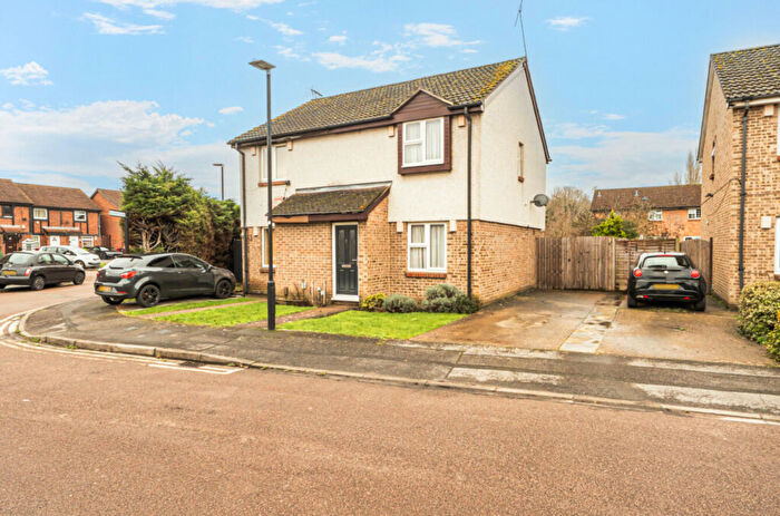 3 Bedroom Semi Detached House For Sale In Boveney Close, Slough, SL1