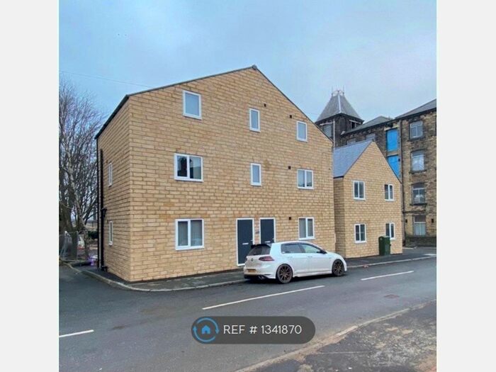 2 Bedroom Flat To Rent In Frances Street, Elland, HX5