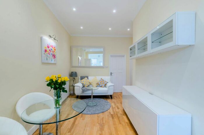 2 Bedroom Flat To Rent In North End Road, Fulham Broadway, London, SW6
