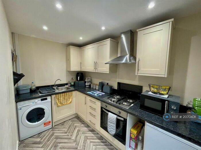 2 Bedroom Flat To Rent In Llandaff Road, Cardiff, CF11