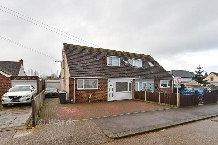 3 Bedroom Chalet For Sale In Coventry Gardens, Beltinge, Herne Bay, Kent, CT6