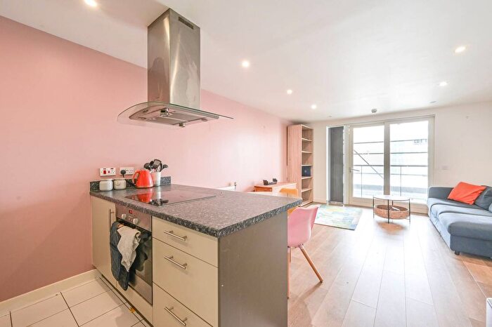 2 Bedroom Flat For Sale In Cordelia Street, Canary Wharf, London, E14