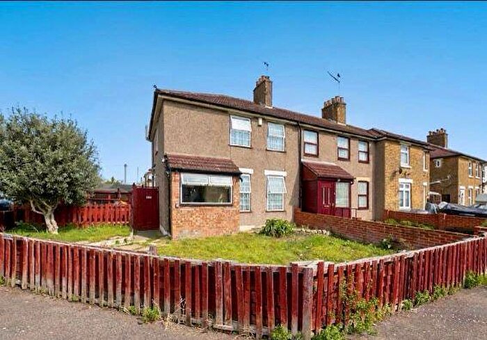 3 Bedroom Semi-Detached House For Sale In Wood Avenue, Purfleet-on-Thames, Essex, RM19