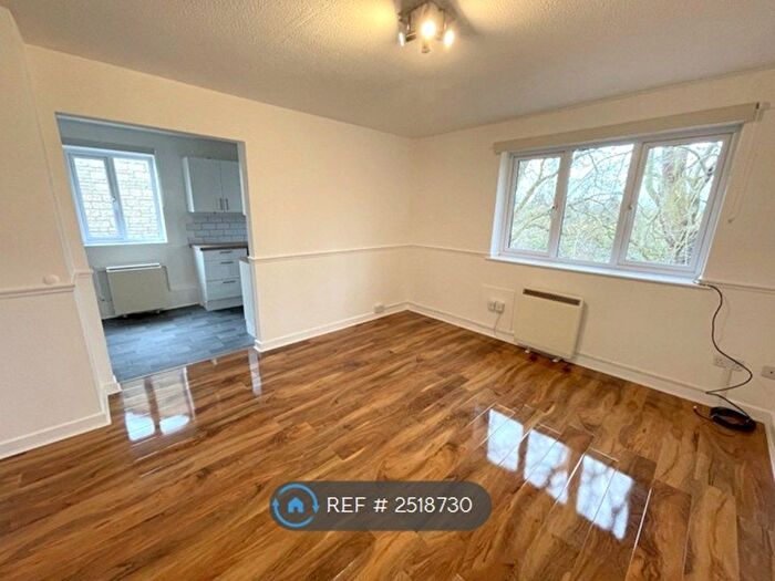 2 Bedroom Flat To Rent In Cavalier Way, Wincanton, BA9