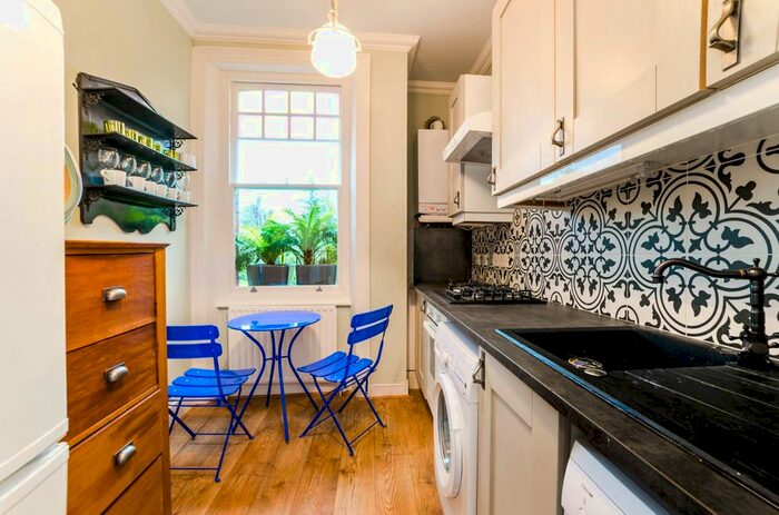 3 Bedroom Flat To Rent In Rokesly Avenue, Crouch End, London, N8