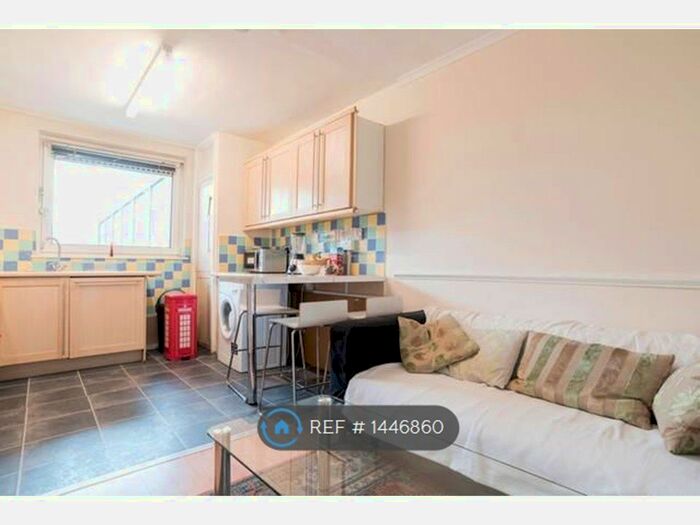 2 Bedroom Flat To Rent In St Helier Court, London, N1