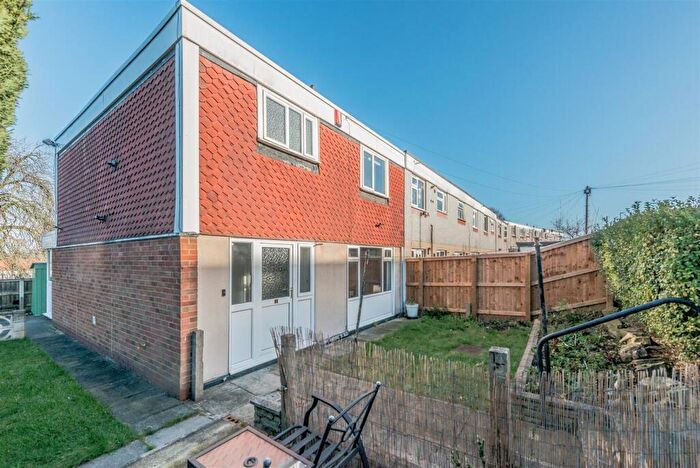 3 Bedroom Town House For Sale In Stonecliffe Green, Leeds, LS12