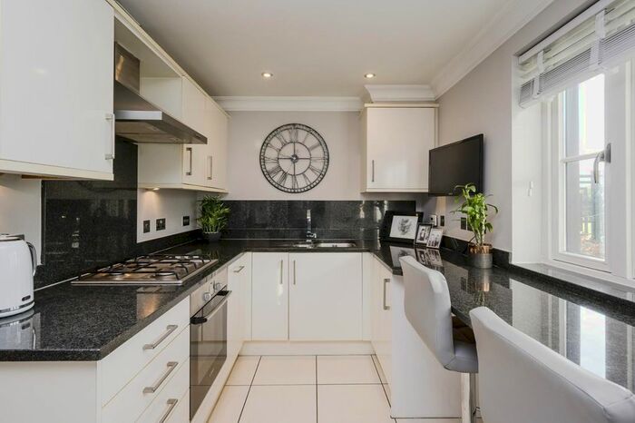 2 Bedroom Flat To Rent In Summer Close, Byfleet, West Byfleet, KT14