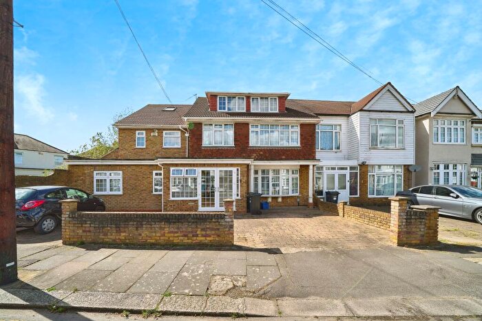 6 Bedroom End Of Terrace House For Sale In The Crescent, Ilford, IG2