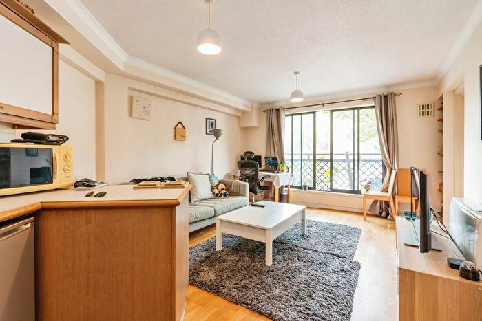 1 Bedroom Flat To Rent In Waterloo Gardens, Milner Square, London, N1