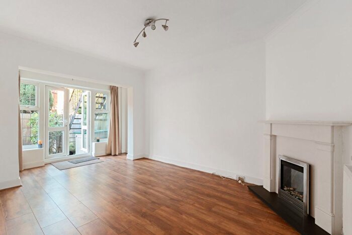 2 Bedroom Flat For Sale In Fairlawn Avenue, Chiswick Park, London, W4