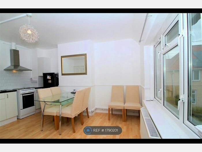 2 Bedroom Flat To Rent In Bentry Road, Dagenham, RM8