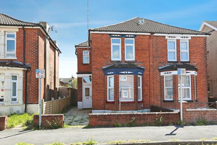 3 Bedroom Semi Detached House For Sale In Chamberlayne Road, Eastleigh, Hampshire, SO50