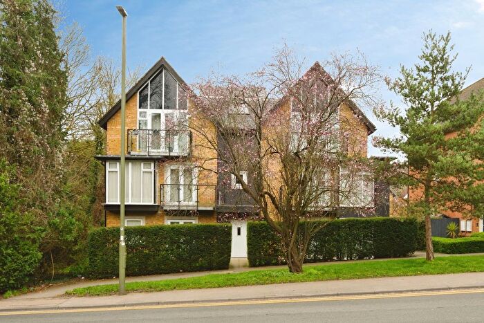 2 Bedroom Flat For Sale In Roundburrow Close, Warlingham, Surrey, CR6