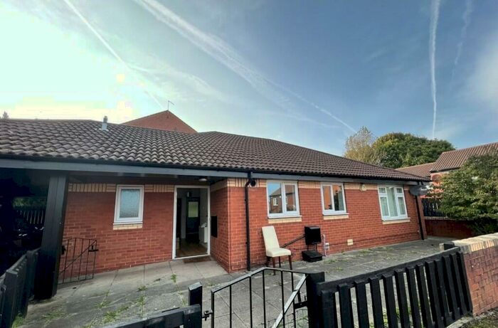 4 Bedroom Detached Bungalow To Rent In Rowan Close, Barnsley, South Yorkshire, S70