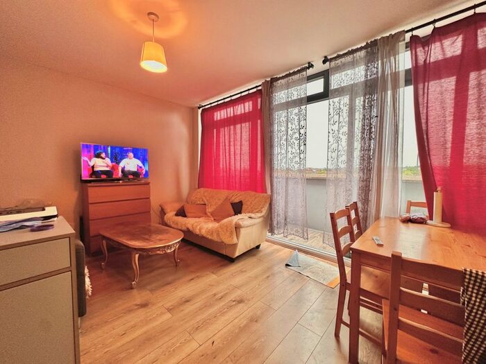 3 Bedroom Flat To Rent In Caxton Road, London, SW19