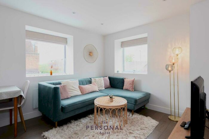 1 Bedroom Flat To Rent In East Street, Epsom, KT17