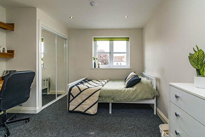 1 Bedroom Flat To Rent In Tennyson House - Spare Room Available!, LN5