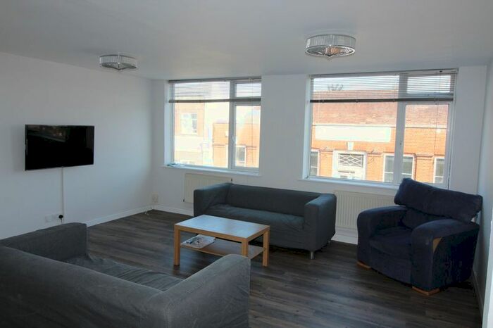 4 Bedroom Flat To Rent In Waterloo Road, Winton, Bournemouth, BH9