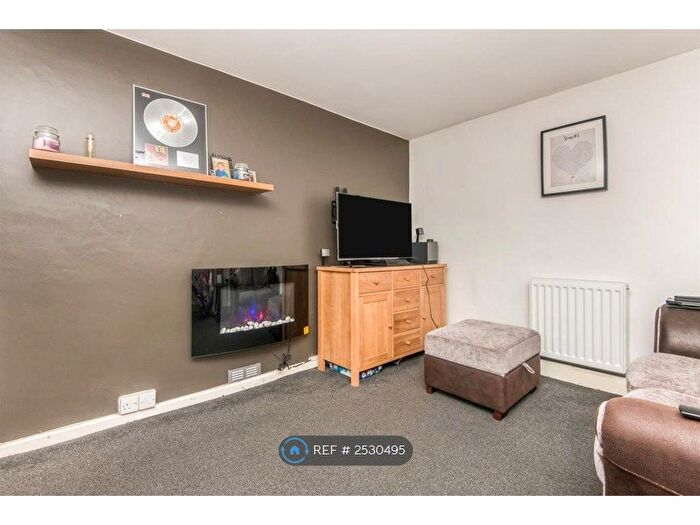 2 Bedroom Flat To Rent In Lloyds Crescent, Exeter, EX1