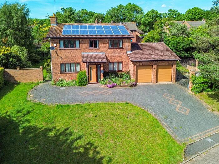 4 Bedroom Detached House For Sale In Hunsbury Close, West Hunsbury, Northampton, NN4