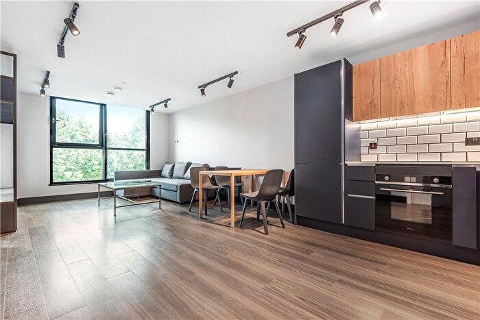 2 Bedroom Flat To Rent In Tower Bridge Road, London, SE1