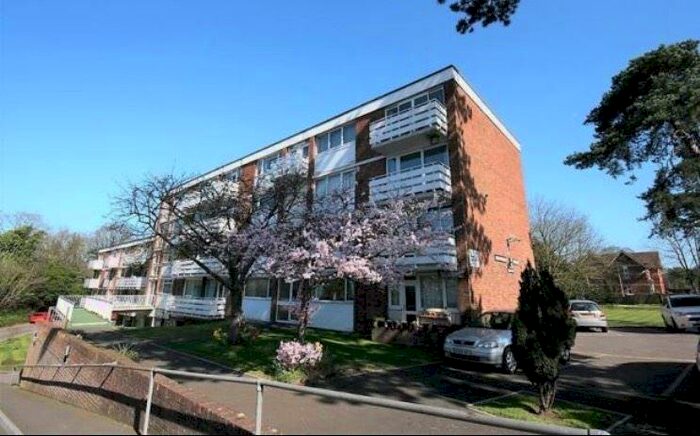 2 Bedroom Flat To Rent In Petworth Court, Reading, RG1