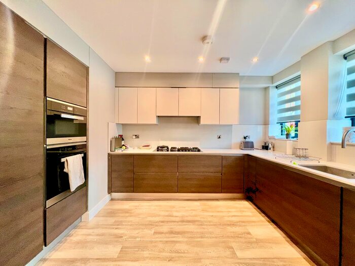 2 Bedroom Flat To Rent In Edgwarebury Lane, Edgware, HA8