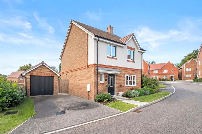 4 Bedroom Property For Sale In Yarrow Close, Crowborough, TN6