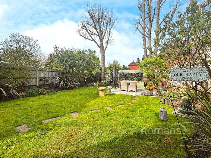 4 Bedroom Detached House For Sale In Bridge Road, Maidenhead, Berkshire, SL6