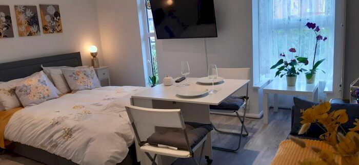 Studio To Rent In Shinners Close, London, SE25