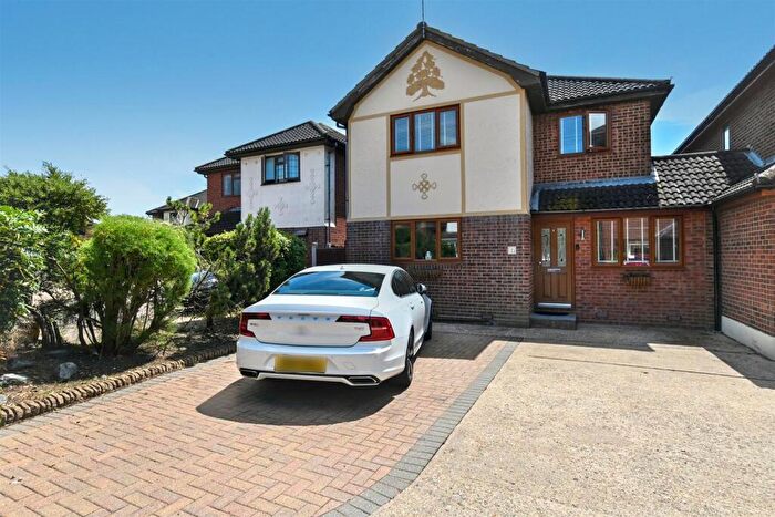 4 Bedroom Link Detached House For Sale In Primrose Close, Canvey Island, SS8